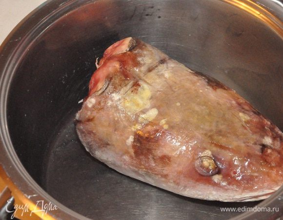 Вымыть рыбью голову, положить их вместе со всеми остальными ингредиентами, кроме белков и скорлупы, залить водой ( у меня была большая пятилитровая кастрюля и 3 литра воды), довести до кипения и кипятить 20 минут. Остудить.