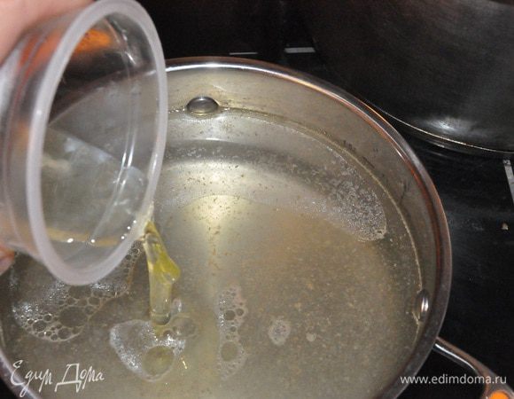 Положить в бульон белки и скорлупу, взбивая венчиком довести его до кипения на медленном огне. После появления пены прекратить взбивать и дать бульону закипеть, когда пена поднимется вновь, снять с огня и дать осесть пене. 