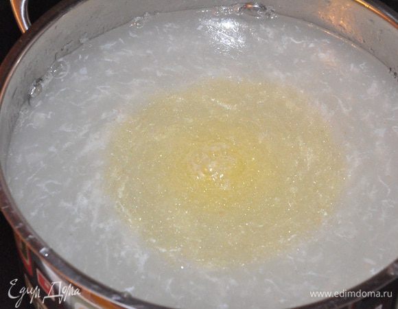 Оставить на 20 минут и повторить процедуру еще раз, то есть довести до кипени, пена поднимется, убрать с огня и дать осесть пене. Процедить консоме. влить херес и разогреть. посолить и поперчить. 