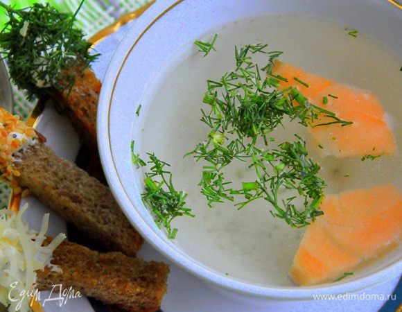 Разложить по тарелкам кусочки лосося, разлить кипящее консоме, посыпать зеленью и подавать с крутонами.
