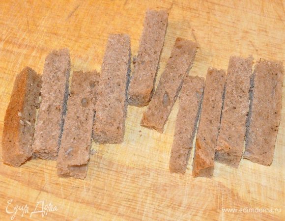 Готовим крутоны: 
Срезать с батона корки, нарезать его ломтиками и потом длинными брусочками, разогреть сливочное масло в сковороде 