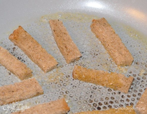 и обжарить крутоны со всех сторон в течение 5 минут, а можно просто подсушить их в духовке. Я делала два вида: обжаренные и подсушенные.
