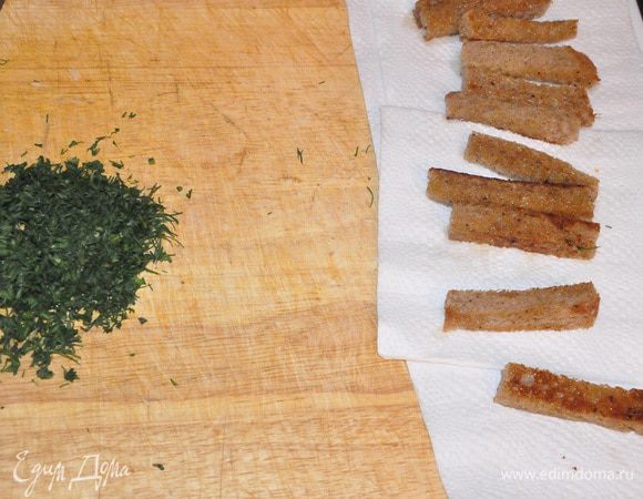 Обжаренные крутоны выложите на бумажное полотенце, чтобы стекло лишнее масло. 