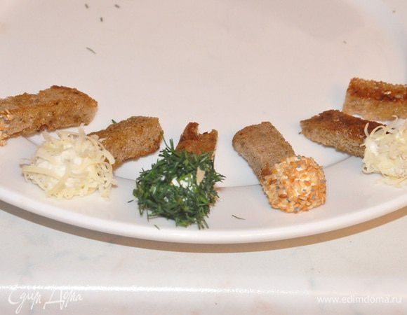 а потом поочередно в рубленной зелени, маке с кунжутом и в сыре. Подавайте к каждой порции консоме по одному крутону каждого вида
