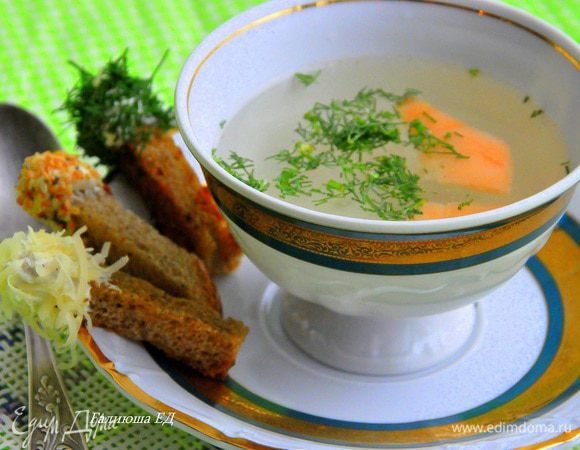 Подавайте к каждой порции консоме по одному крутону каждого вида. Приятного аппетита! :)
