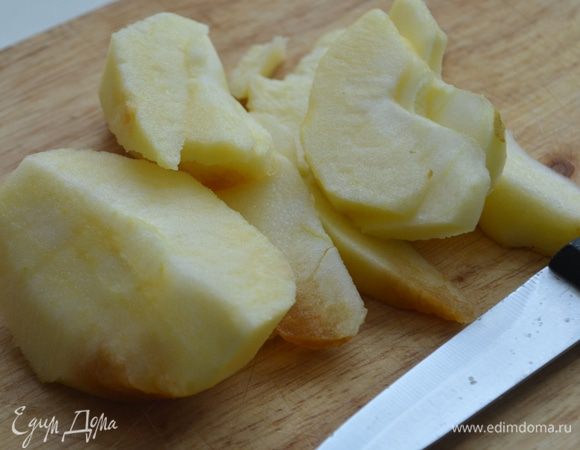 Яблоки помыть, почистить и нарезать на пластинки. Тонко. 
