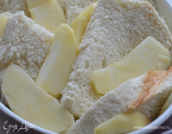 Втыкаем яблоки между слоями хлеба.