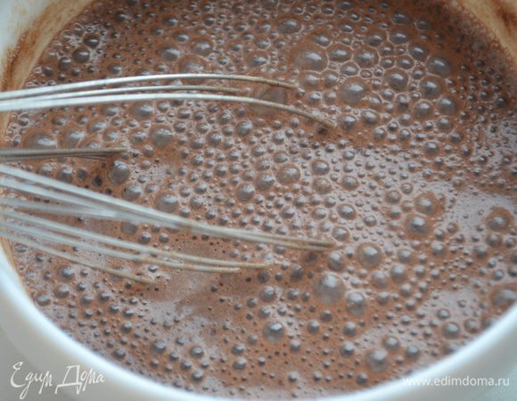 В 100 мл холодных сливок распустить пакетик крема (или 6 желтков).