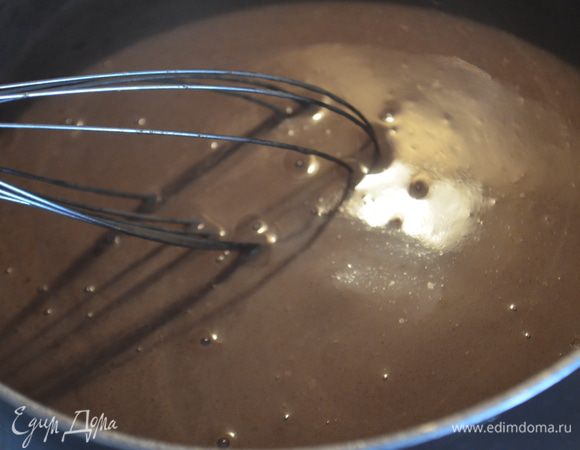 Остальные сливки прогреть и влить в них сливки с кремом. Поставить на средний огонь и варить до загустения примерно 7-10 минут. 