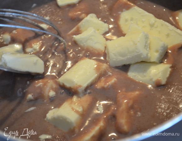 Снять с огня, добавить ванилин и шоколад, размешать чтобы все соединилось.