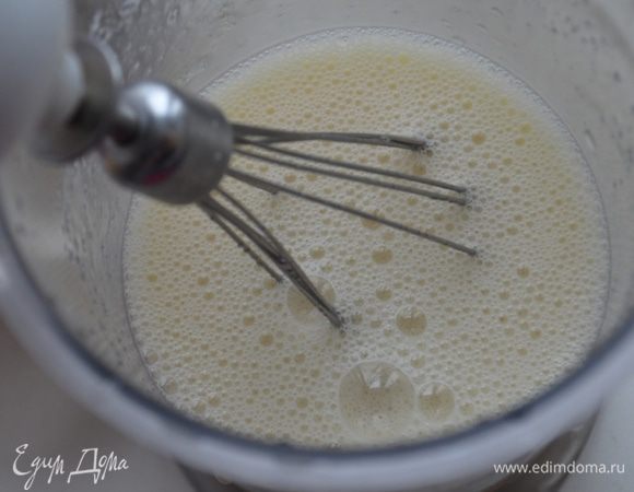Яйца взбить с сахаром и коньяком.