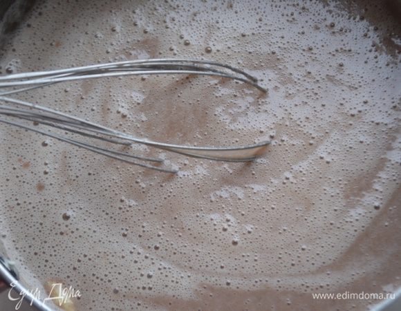 Влить их в молочную смесь и размешать.