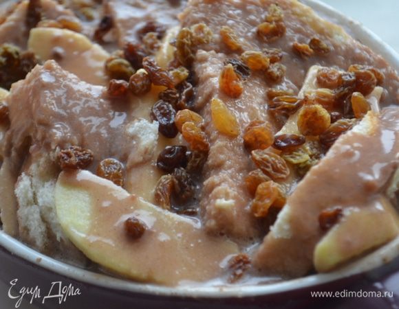 Залить этой заливкой хлеб. Нужно вылить все, что есть, чтобы все пропиталось как следует. Сверху посыпаем изюмом.