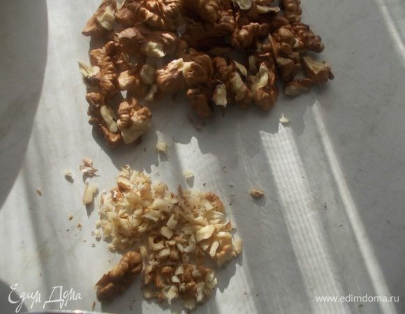 Орехи порубить ножом,чтобы были разные по размеру кусочки.