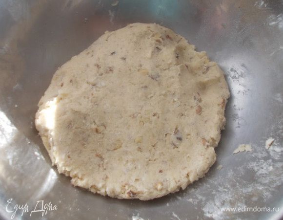 Замесить крутое тесто, если муки будет мало, можно немножко добавить.
