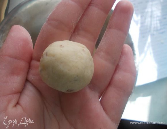 Начинаем скатывать вот такие шарики.