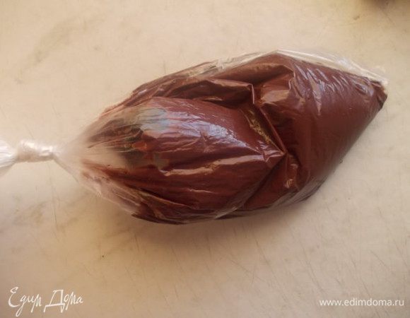 Положить в микроволновку на пару минут, на среднюю мощность. Когда шоколад растопится, сделать на кончике пакета маленькую дырочку и украсить печенье.