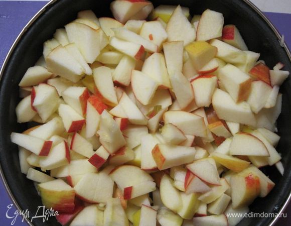 Разрезать на 8 частей, затем нарезать мелко. На дно толстостенной кастрюли (не эмалированной) налить 4-5 столовых ложек воды и выложить яблоки.