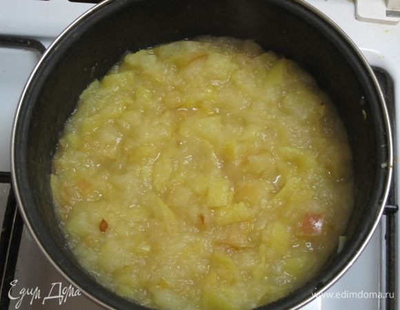 Варить под крышкой до размягчения яблок минут 15-20.
