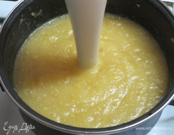 Измельчить блендером в кастрюле. Протирать через сито не нужно - в готовой пастиле кожица не чувствуется. Снять крышку и оставить яблочную массу увариваться на медленном огне.