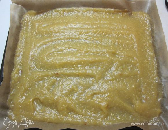 На противень постелить бумагу для выпечки, выложить уваренную массу и разровнять.