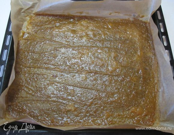 Сушить в духовке с приоткрытой дверцей при 100 С. У меня пастила сушилась 3 часа.