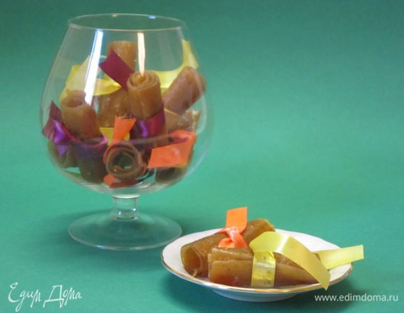 Я разрезала полоски пополам и скатала в рулетики. Хранить в стеклянной банке. Но это тем, у кого получилось много пастилы. Мы съели за один вечер, и пастила прошла у нас как десерт, а не как домашняя заготовка.