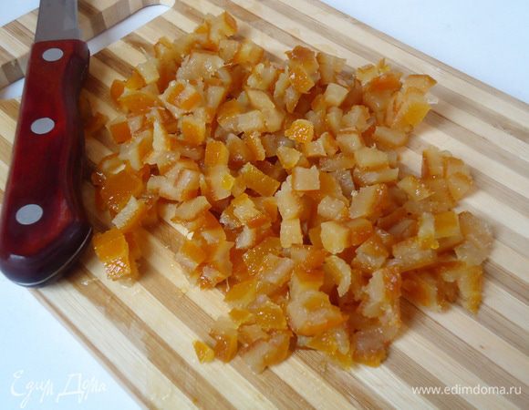 Цукаты нарезать кубиком.

