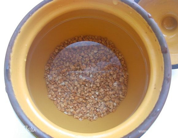 Гречку промываем. Заливаем водой. Ставим в разогретую до 170 градусов духовку, готовим крупу до полного приготовления, минут 50.