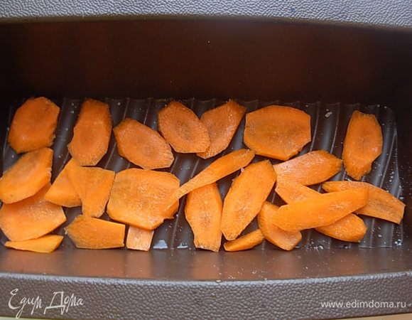 Морковь моем, чистим. Режем не толстыми дольками наискосок.
Выкладываем в форму для запекания. Немного солим и сбрызгиваем оливковым маслом.
Ставим в разогретую духовку, вместе с гречкой, до полного приготовления,  минут 25.
По истечении времени, достаем.