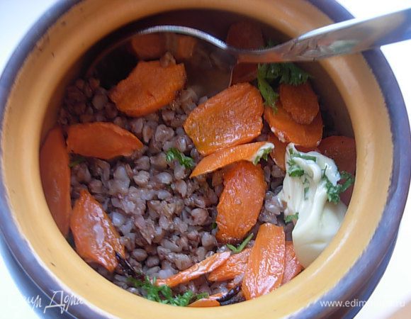 Когда крупа приготовилась, достаем горшочек и кладем в него соль, приготовленную морковь и сливочное масло. Перемешиваем. Закрываем и даем настоятся минут 20.