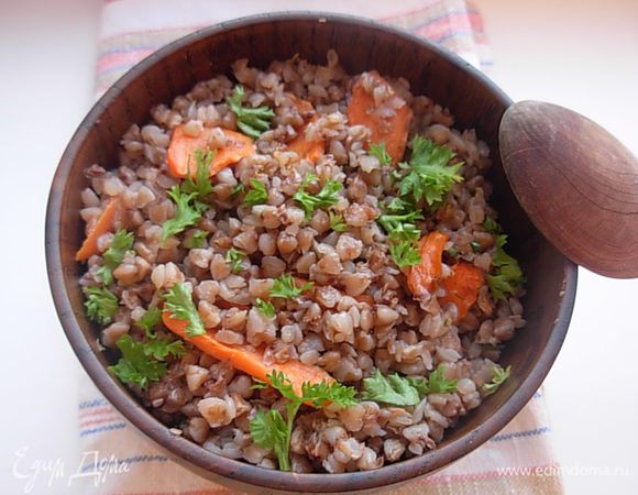 По истечении времени выкладываем кашу в тарелку.
Подаем присыпав мелко нарезанной зеленью петрушки.
Приятного аппетита! 