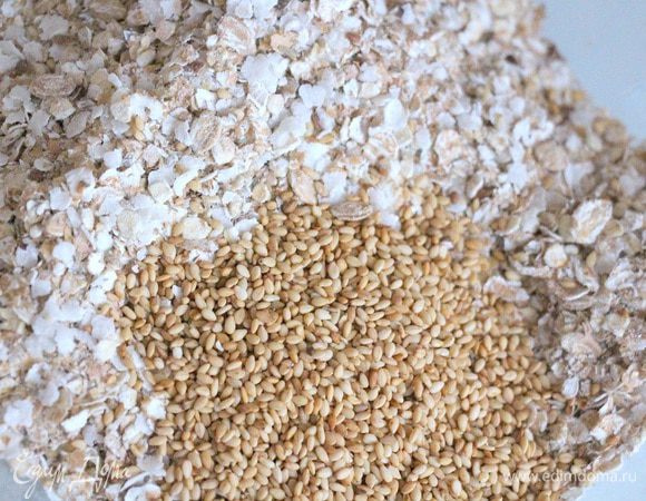 Смешиваем все виды хлопьев, добавляем кунжут.