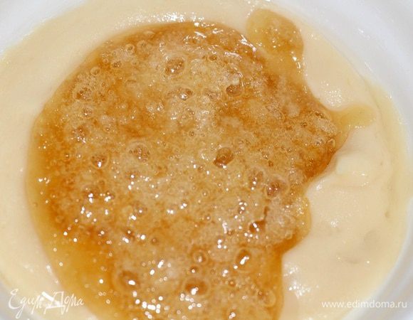 В сотейник всыпаем сахар, добавляем воду, на небольшом огне даем сахару раствориться, карамель начнет пузыриться, снимаем с огня и вливаем к яблочной смеси, пюрируем еще раз погружным блендером (т. к. карамель от перепада температур застынет, не пугаемся, все по плану)). Откладываем 2 столовые ложки соуса для подачи.
