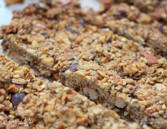 Даем граноле немного остыть, разрезаем на полоски. (уже можно кушать))