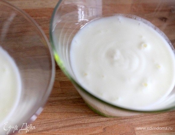 В пиалу или бокал выкладываем йогурт.