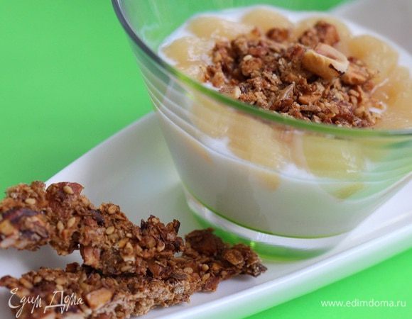 Сверху - отложенный яблочно-карамельный соус и присыпаем раскрошенной гранолой.