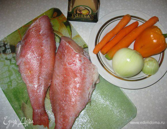 Рыбу (у меня морской красный окунь) почистить, помыть, отделить от костей, порезать на порционные кусочки, обсушить на бумаге (чтобы не выделялось много сока в процессе приготовления). Лук нарезать кольцами, морковь - тоненькими кружками, сыр натереть на терке.