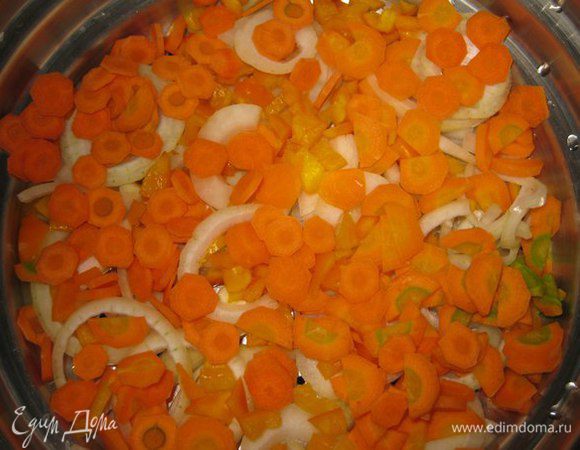 В пароварку диаметром уложить слоями лук, перец, морковь.