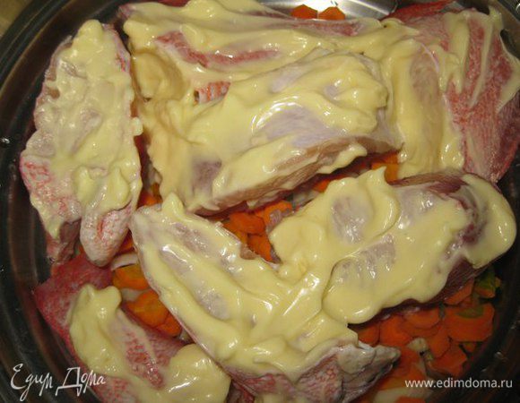 Выкладываем Рыбу кусками, поперчить, смазать майонезом (рецепт майонеза здесь http://www.edimdoma.ru/retsepty/60508-vkusnyy-i-poleznyy-domashniy-mayonez-s-limonom).