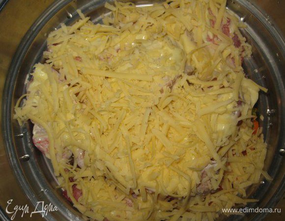 Посыпать сыром. Сделать несколько отверстий (если у вас маленькая пароварка), открыв некоторое количество дырочек в дне пароварки для обеспечения циркуляции пара.
Установить пароварку над посудой, в которой готовится другое блюдо или налита на  1 /3 холодная вода. Закрыть крышкой, готовить на умеренном огне 20 минут, отключить нагрев, настаивать 20 минут не снимая с плиты. 