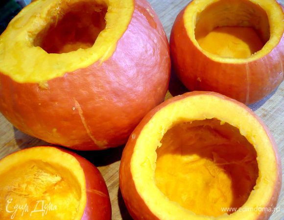 Сначала очистим наши тыковки от семян. Для этого срежем крышечки и низ тыковок, чтобы они лучше стояли. При помощи столовой ложки освободим тыквы от семян. Признаюсь, что крышечки я сразу выбросила, но теперь-то я знаю, что время запекания от этого у меня возросло, поэтому используйте крышечки при выпекании, так будет быстрее. 