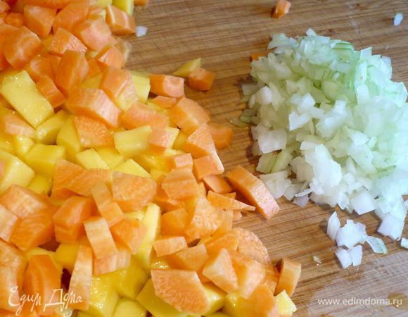 Теперь нарежем кубиком манго и морковь. Лук порежем мелким кубиком. Куриное филе порежем кубиком, посолим, поперчим и сбрызнем лимонным соком.