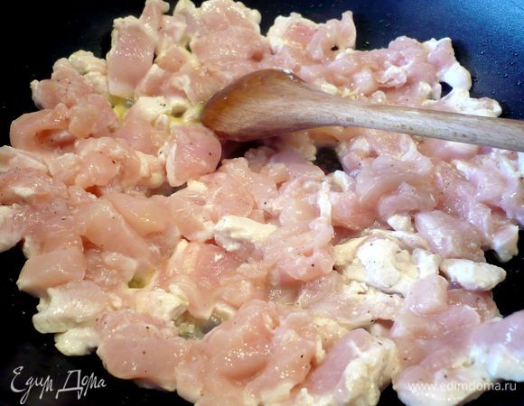 Теперь поставим разогреваться на сковороде оливковое масло. Начнем обжаривать куриное филе. 