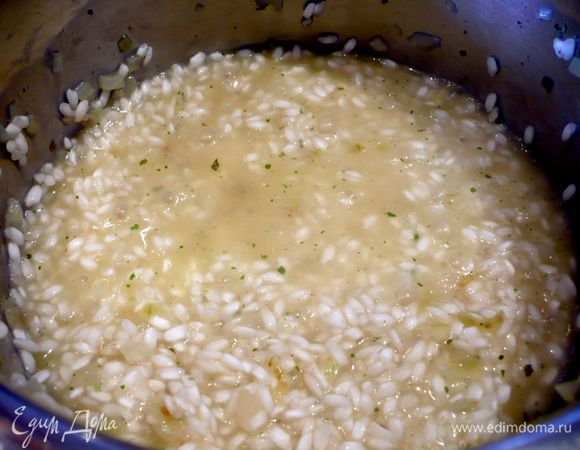 Когда вино через пару минут соединится с рисом, вливаем примерно ¼ бульона, хорошенько перемешиваем, постоянно доливаем по четвертинке бульона, как только предыдущая партия бульона впитается в рис. Не забываем посматривать на наше куриное филе, жарим его до готовности и снимаем с огня. Ризотто варим, помешивая, до тех пор, пока бульон не закончится, а рис не приобретет нежную кремообразную консистенцию. Солим по вкусу. Духовку разогреваем до 180 градусов. 