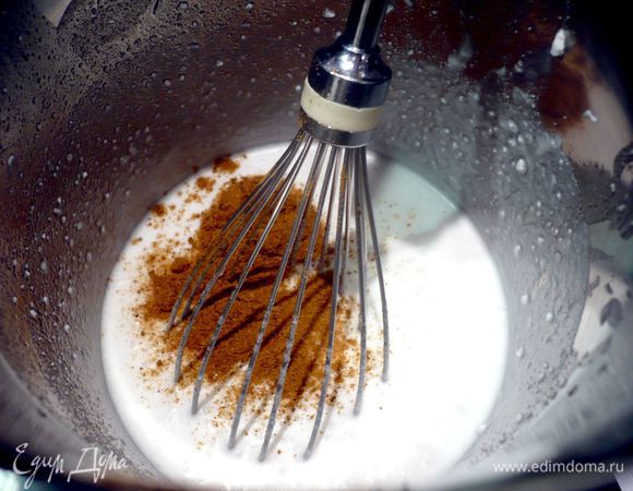 Кокосовое молоко смешаем с пряностями, медом и бульоном, посолим немножко. 