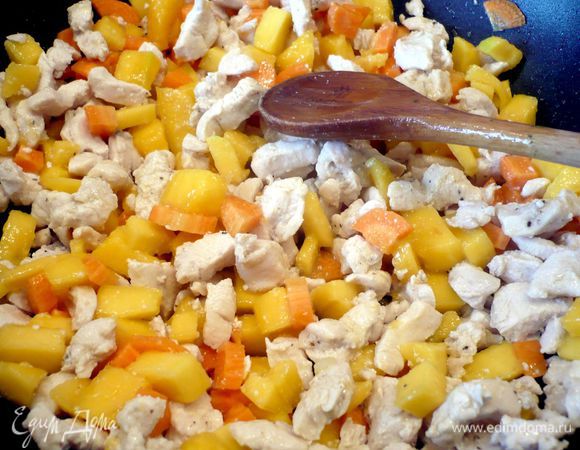Теперь соединяем курочку с манго и морковью. Добавляем рис. Перемешиваем нашу начинку. 