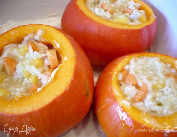 Ставим в одну подходящую форму, смазанную маслом, крупную тыковку, начиняем ее, делаем в ней проколы вилкой и вливаем пару ложек нашего соуса. Также покрываем соусом дно формы. Ставим в духовку на 1 час 20 минут (если вы будете готовить тыкву с крышечкой, то вам понадобится намного меньше времени!). Так же заполняем наши маленькие тыковки и ставим их в духовку через минут двадцать после начала запекания первой крупной тыквы. 