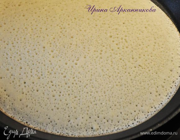 Тщательно взбить венчиком  яйца, сахар, растит. масло, соду, соль. Влить в эту массу кипяток, постоянно помешивая. А затем добавить 1,5 муку и кефир. Дать постоять 15- 20 минут. 