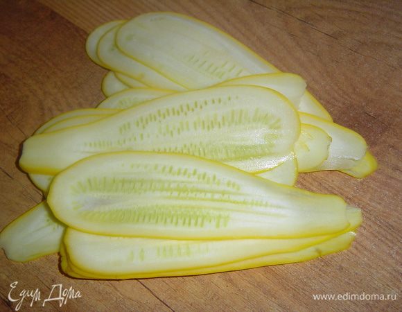 Кабачок ( у меня желтый) нарезаем тонкими полосками. 